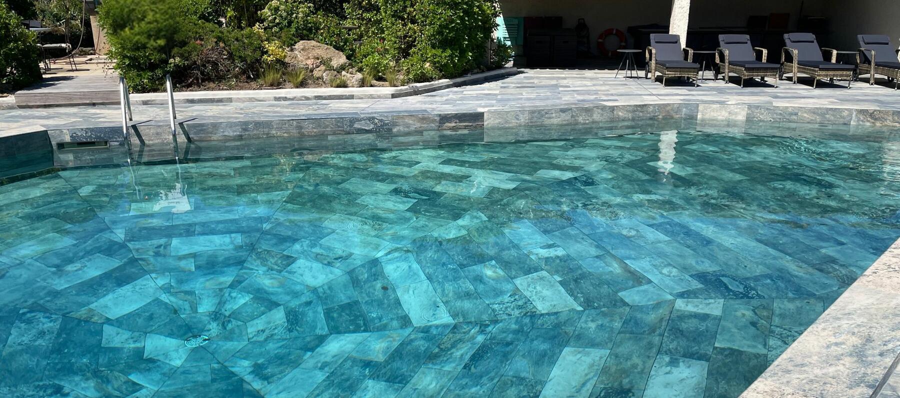 Piscine La piscine de l'hôtel 3 étoiles Le Devem de Mirapier, près de Salon de Provence